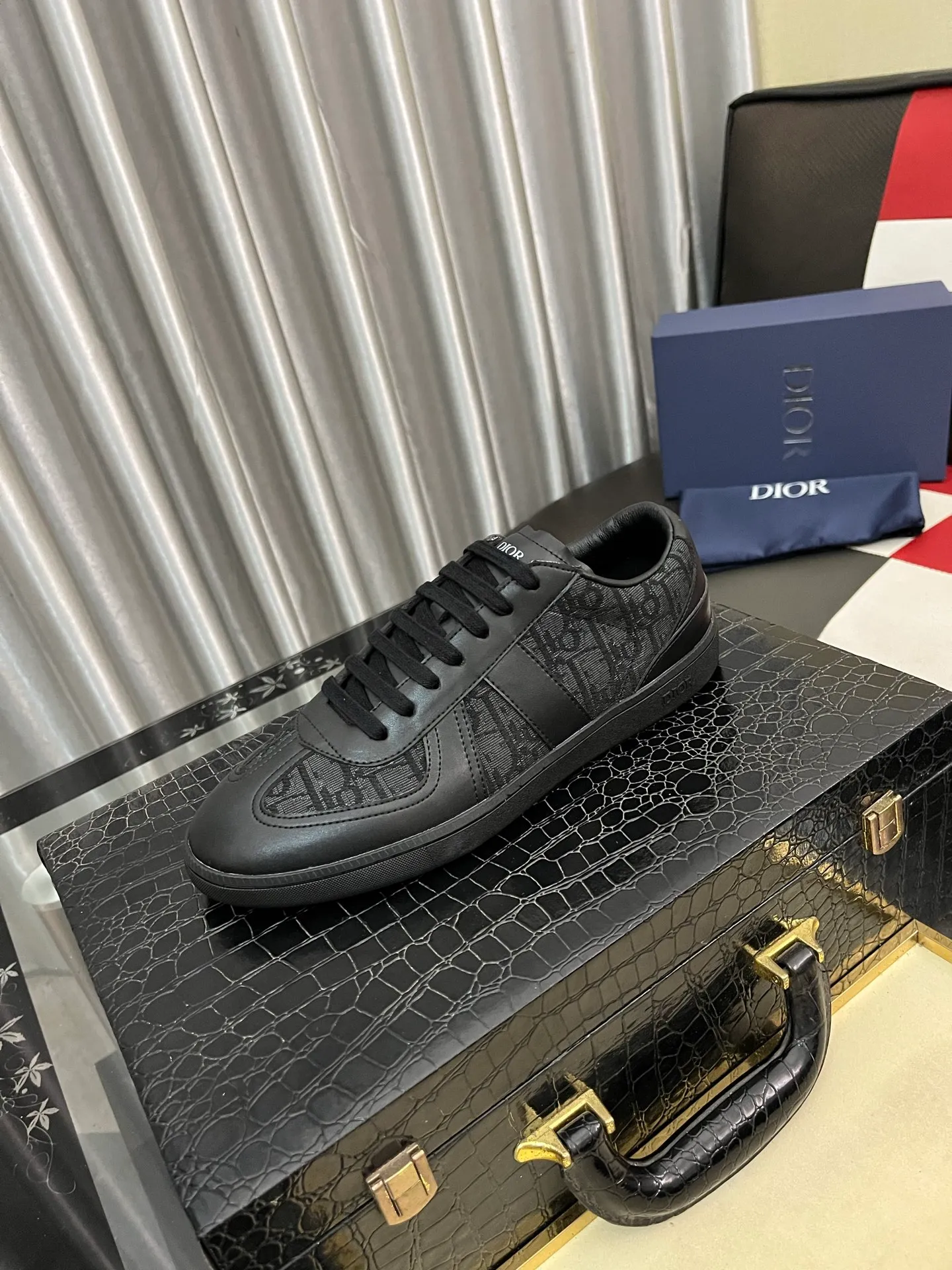 Men's shoes 💰380⌚️⌚️ 【Dior*DIAO】original quality.~ Unique modern style sneakers. 🏃A must-have casual shoe for trendy men😍😍 Original brand imported from Italy, imported original leather, sheep lining (refuses to discolor and grind feet) Sole: Original sole provided by the original factory, French lazy style design ⚠️Fit to the feet, original quality, super comfortable original sole. Code number: 38-445️⃣Colors available